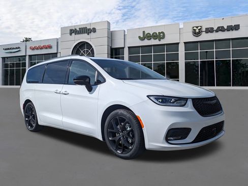 New 2026 Chrysler Pacifica Limited image 2