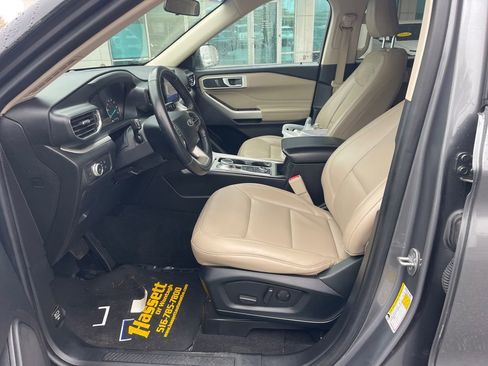 Used 2022 Ford Explorer XLT w/ Equipment Group 202A image 29