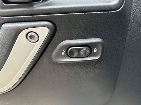 Used 2018 Jeep Wrangler Unlimited Sahara image 17