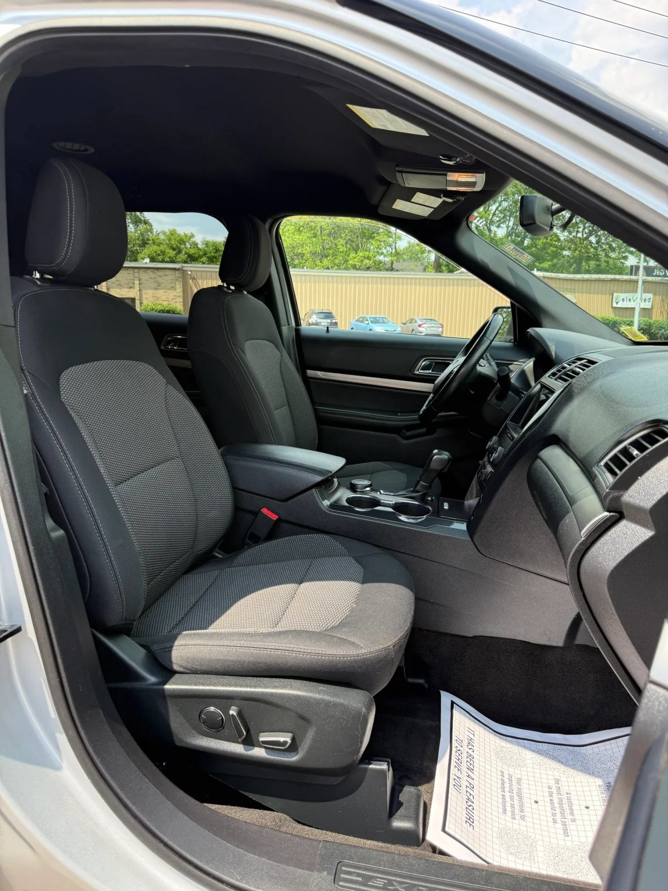 Used 2018 Ford Explorer XLT w/ Equipment Group 201A AWD/4WD image 17