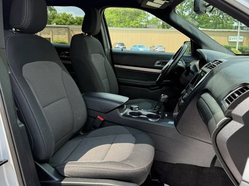 Used 2018 Ford Explorer XLT w/ Equipment Group 201A AWD/4WD image 17