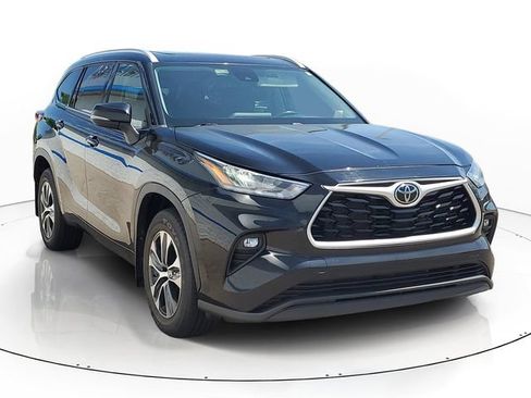 Used 2022 Toyota Highlander XLE AWD/4WD image 2