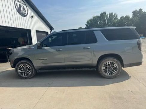 Used 2025 Chevrolet Suburban Z71 w/ Comfort Package AWD/4WD image 11
