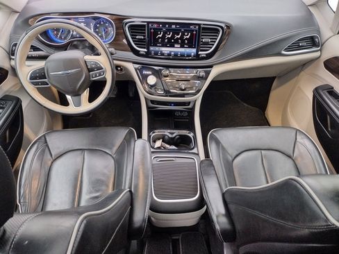 Used 2021 Chrysler Pacifica Limited w/ Uconnect Theater Family Group image 6