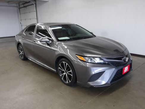 Used 2020 Toyota Camry SE w/ Convenience Package FWD image 4