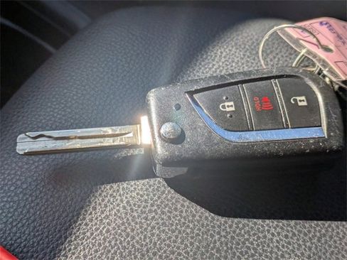 Used 2021 Toyota RAV4 LE image 27