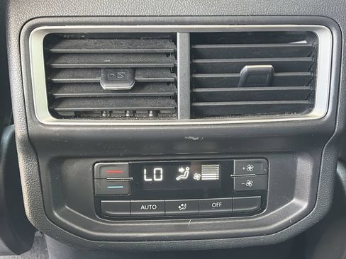 Used 2025 Volkswagen Atlas SE FWD image 18