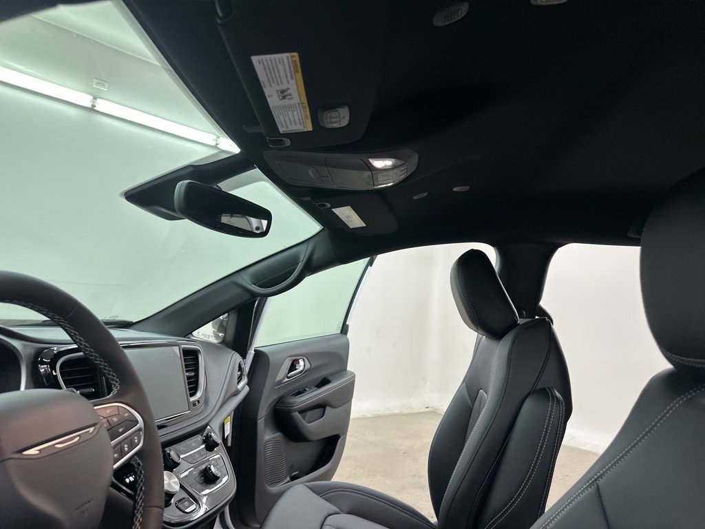 New 2027 Chrysler Pacifica Select FWD image 30