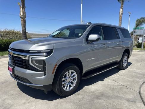 Used 2025 Chevrolet Suburban LS RWD image 1