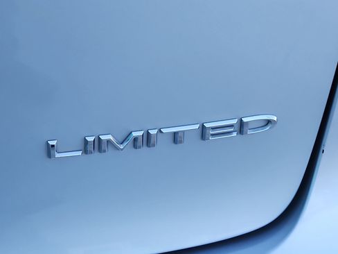 Used 2024 Chrysler Pacifica Limited FWD image 10