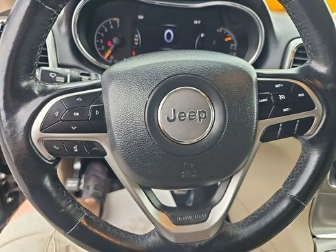 Used 2019 Jeep Grand Cherokee Laredo AWD/4WD image 13