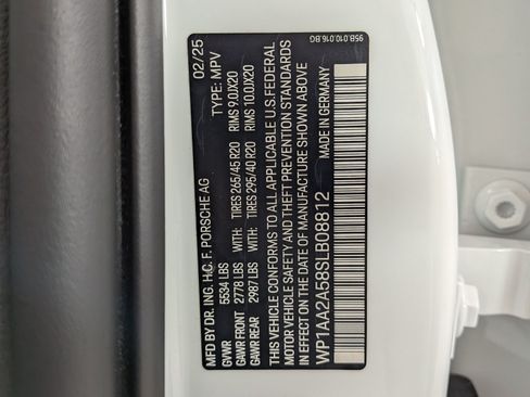Certified 2025 Porsche Macan Turbo AWD/4WD image 29