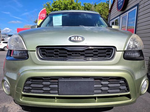 Used 2013 Kia Soul ! w/ Premium Pkg image 2