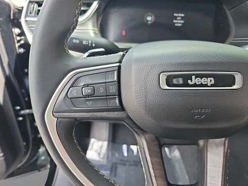 Used 2023 Jeep Grand Cherokee Limited AWD/4WD image 17