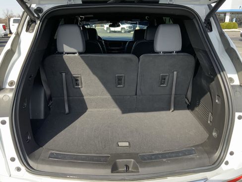 Used 2023 Buick Enclave Essence image 10