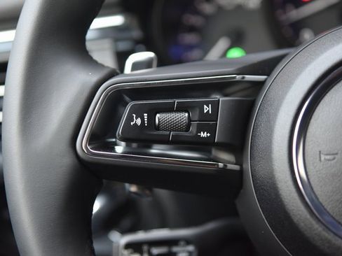 Certified 2025 Porsche Macan image 37