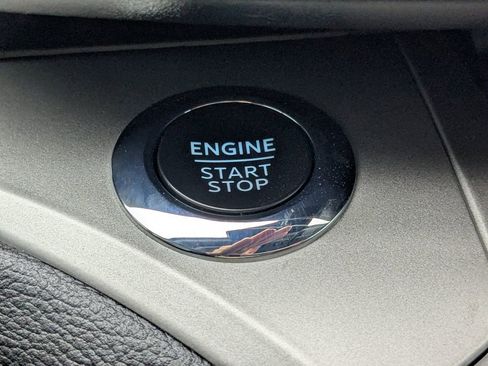 Used 2022 Ford Explorer XLT image 32