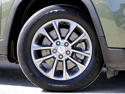 Used 2021 Jeep Cherokee Latitude Plus image 2