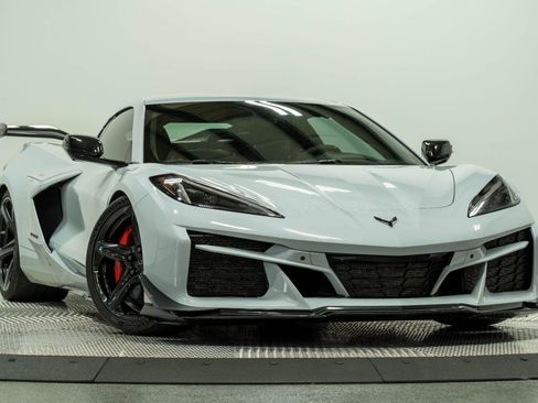 Used 2023 Chevrolet Corvette Z06 w/ Z07 Performance Package RWD image 1