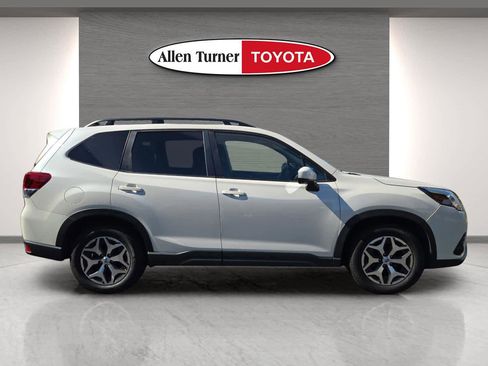 Used 2022 Subaru Forester Premium image 5