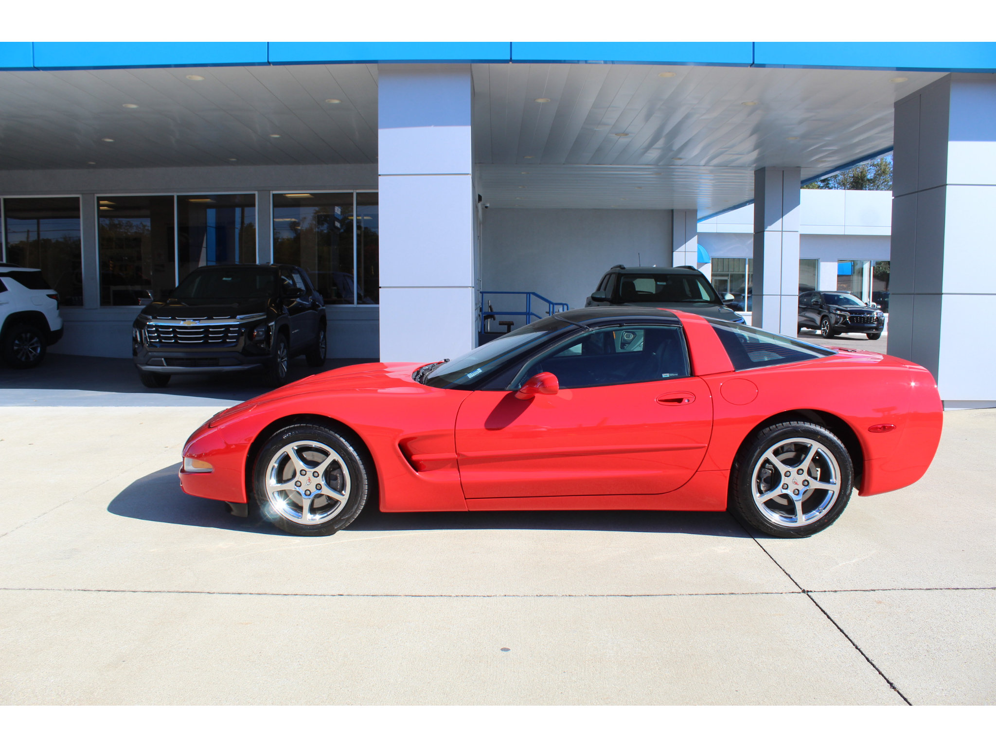 Used 2002 Chevrolet Corvette Coupe w/ Preferred Equipment Group2 RWD image 2