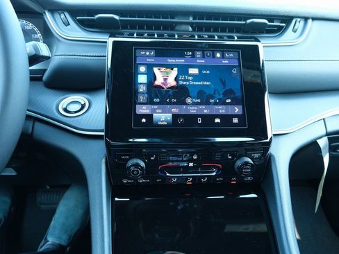 New 2025 Jeep Grand Cherokee Laredo w/ Luxury Tech Group I AWD/4WD image 19