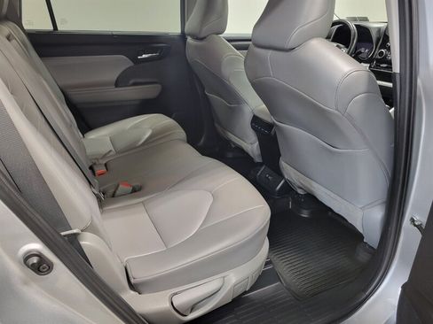 Used 2021 Toyota Highlander XLE AWD/4WD image 48
