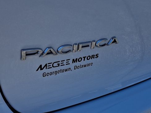 Used 2024 Chrysler Pacifica Touring-L FWD image 30