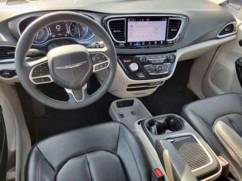 Used 2024 Chrysler Pacifica Touring-L FWD image 25