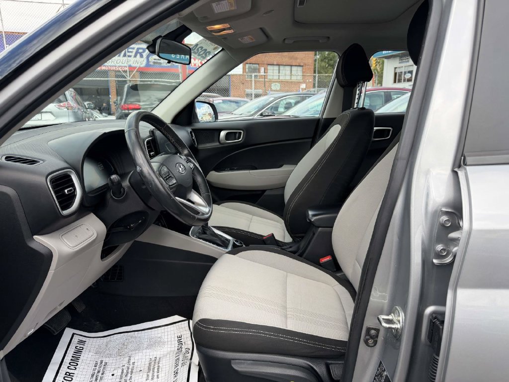 Certified 2024 Hyundai Venue SEL FWD image 18
