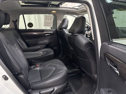 Used 2022 Toyota Highlander Platinum AWD/4WD image 34
