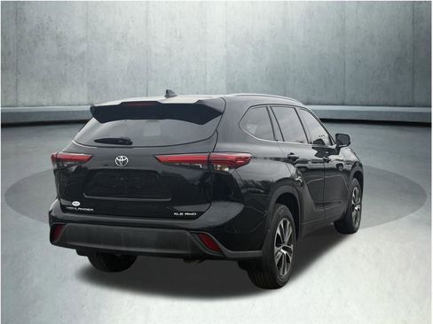 Used 2021 Toyota Highlander XLE image 10