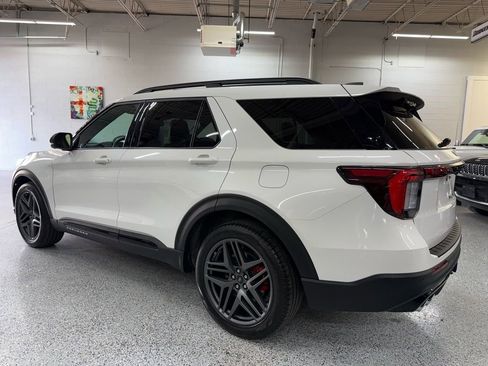 Used 2025 Ford Explorer ST AWD/4WD image 3