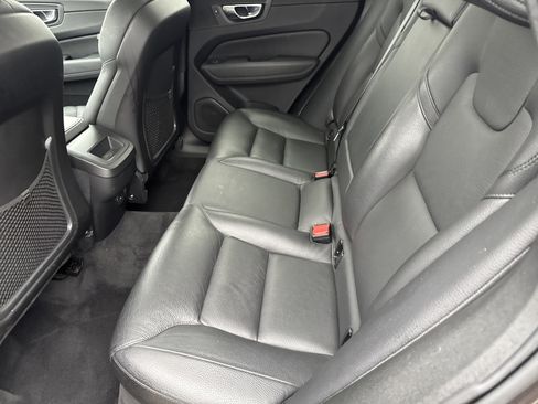 Used 2022 Volvo XC60 B5 Momentum w/ Climate Package image 6