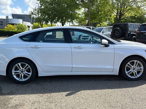 Used 2018 Ford Fusion SE w/ Fusion SE Technology Package FWD image 4