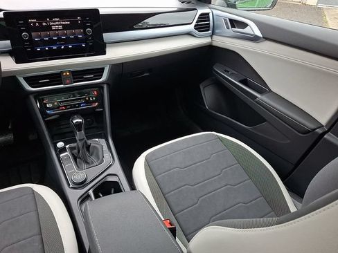 Certified 2025 Volkswagen Taos SE AWD/4WD image 16