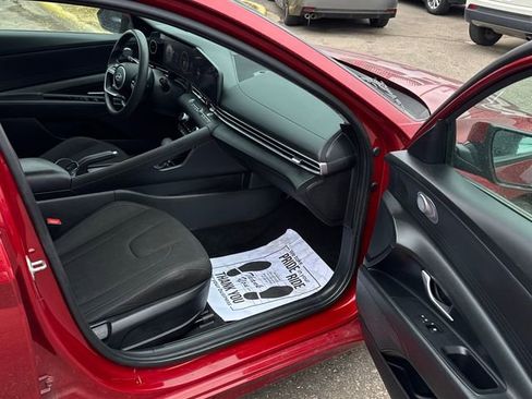 Used 2024 Hyundai Elantra SEL image 3