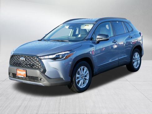 Used 2025 Toyota Corolla Cross LE image 3