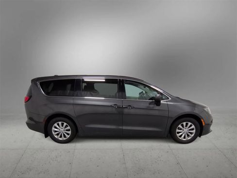 Certified 2017 Chrysler Pacifica Touring w/ Tire & Wheel Group image 9