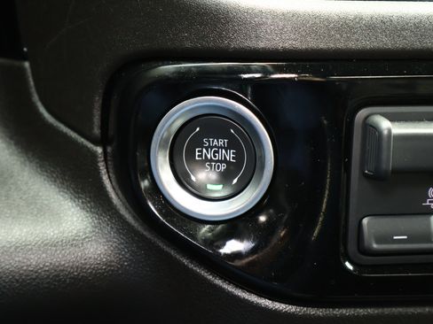 Used 2025 GMC Sierra 1500 SLT AWD/4WD image 19