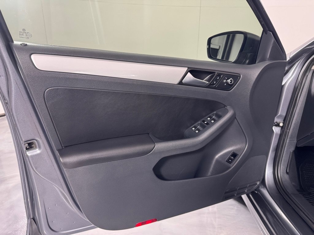 Used 2013 Volkswagen Jetta SE FWD image 10