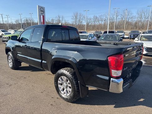 Used 2017 Toyota Tacoma SR5 w/ SR5 Appearance Package (SM) image 5