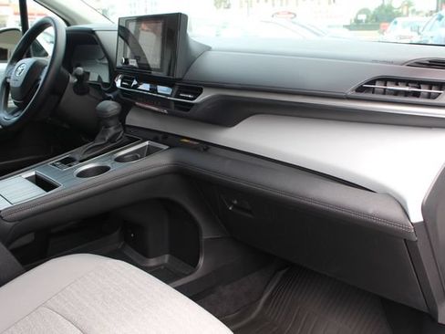 Certified 2026 Toyota Sienna LE FWD image 27