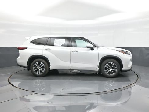 Used 2022 Toyota Highlander XLE AWD/4WD image 8