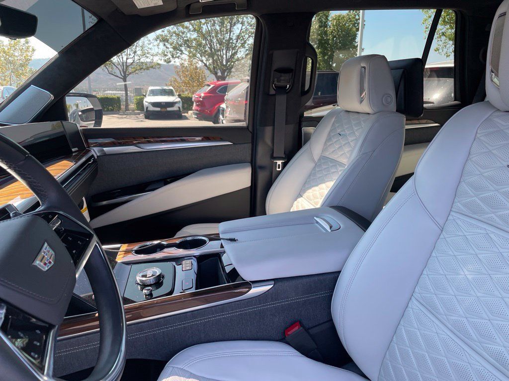 Used 2026 Cadillac Escalade Platinum Sport AWD/4WD image 10