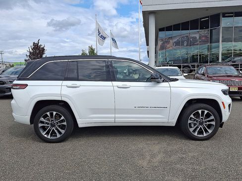 Used 2024 Jeep Grand Cherokee Overland AWD/4WD image 32
