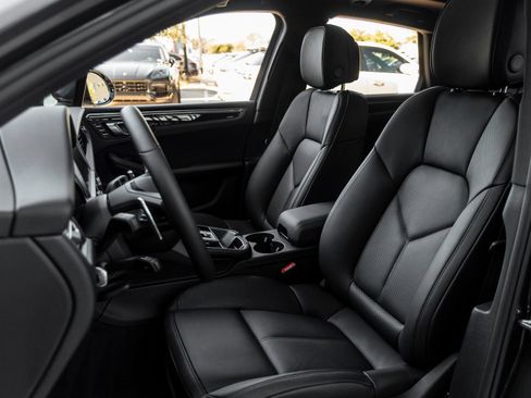 Certified 2026 Porsche Macan AWD/4WD image 5