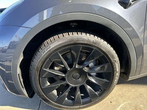 Used 2022 Tesla Model Y Long Range image 28