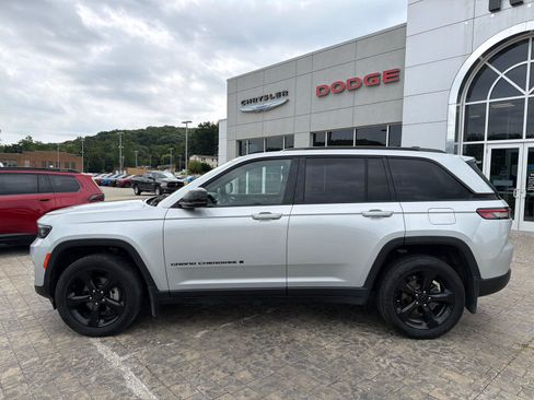 Used 2023 Jeep Grand Cherokee Altitude AWD/4WD image 5