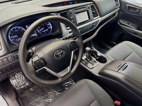 Used 2019 Toyota Highlander LE w/ Carpet Mat Package (TMS) image 7